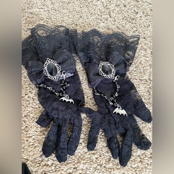 Royal Vampiress Costume - Size Child Medium (8-10) - Picture 9 of 16